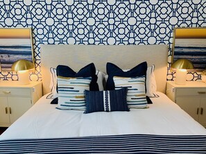 4 bedrooms, travel cot, free WiFi, bed sheets - Elegant Home with Bay View, Outdoor Entertainment Area, and Basketball Court  (San Diego)
