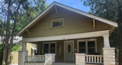 Antique Bungalow
Close to Downtown wichita!