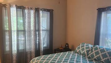 3 bedrooms, iron/ironing board, WiFi, bed sheets