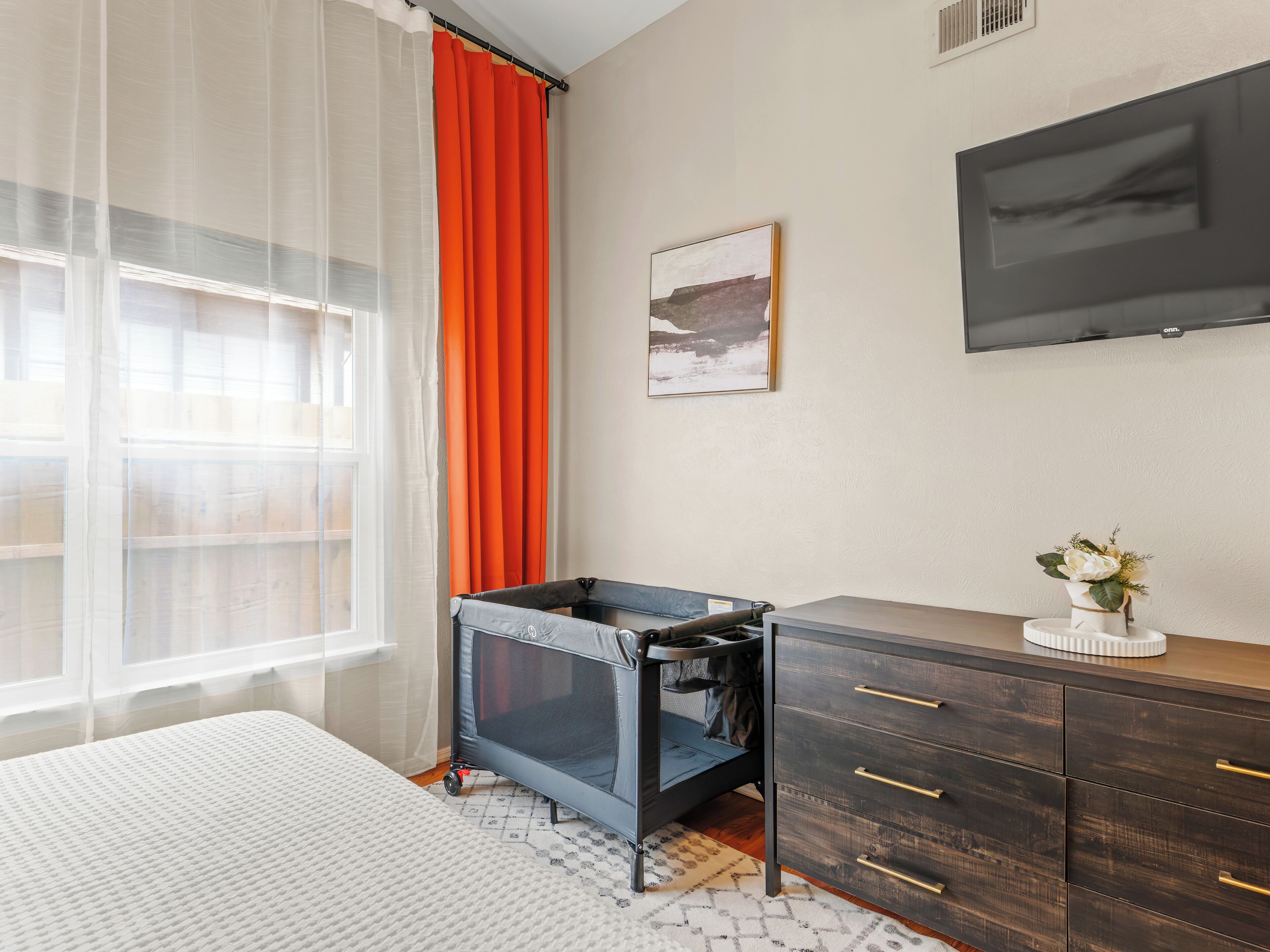 3 bedrooms, desk, iron/ironing board, free WiFi
