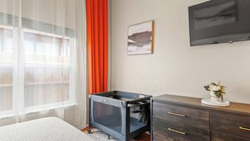 3 bedrooms, desk, iron/ironing board, free WiFi
