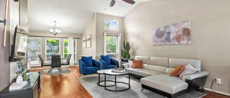 Smart TV, futbolito y monitor de computadora