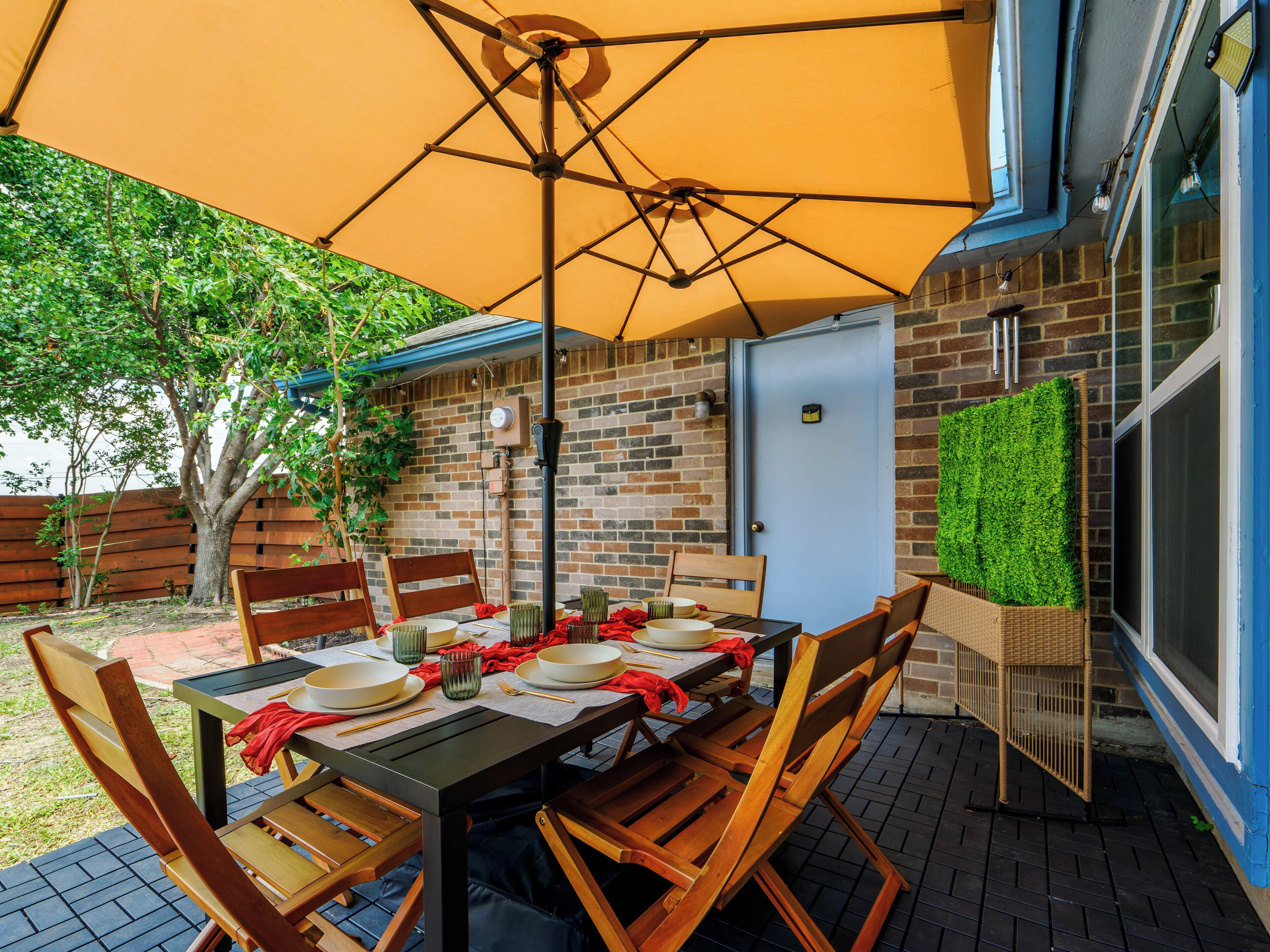 Outdoor dining