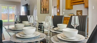 Spacious master King Bed suite, & fast wi-fi, Mins to convention center