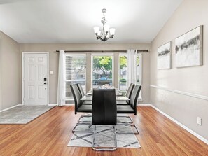 Dining - Spacious master King Bed  suite, & fast wi-fi, Mins to convention center (Allen)