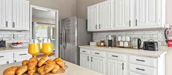 Spacious master King Bed  suite, & fast wi-fi, Mins to convention center