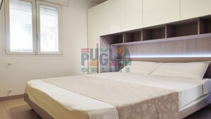 Une chambre à coucher avec un lit, une fenêtre et des étagères intégrées au-dessus du lit.