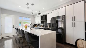 Een koelkast, een magnetron, een oven, een kookplaat