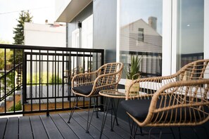 Terrace/patio - ★ HostWise Stays ★ Luxury Rooftop & Theater Haven in Trendy Spot (Pittsburgh)