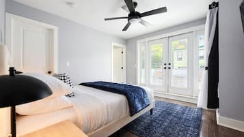 4 slaapkamers, een bureau, een strijkplank/strijkijzer, reisbedje