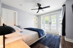 4 bedrooms, desk, iron/ironing board, travel cot - ★ HostWise Stays ★ Luxury Rooftop & Theater Haven in Trendy Spot (Pittsburgh)