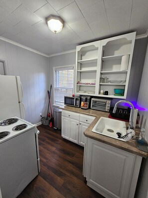 Refrigerador, microondas, horno y parrilla de estufa 