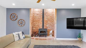 Smart TV, fireplace, ping pong