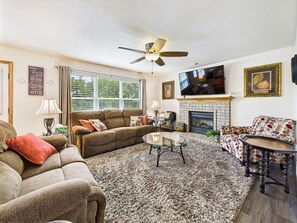 Smart TV, fireplace, stereo