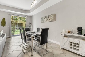 Dining - Gorgeous Condo! Bikes, Beach Gear, Close to Beaches, Shops & Dining! Gated Community, Garage & WiFi! (Fort Myers)