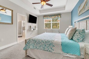 2 bedrooms, iron/ironing board, free WiFi, bed sheets - Gorgeous Condo! Bikes, Beach Gear, Close to Beaches, Shops & Dining! Gated Community, Garage & WiFi! (Fort Myers)