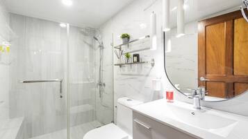 Douche, serviettes fournies, savon, shampoing