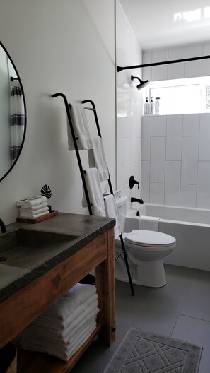 Een douche, een haardroger, handdoeken, zeep