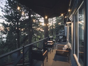 Terrace/patio - Mordern mountain cabin close to lakes and ski resorts with stunning views. (Running Springs)
