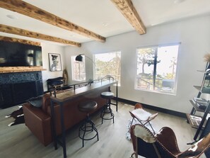 Smart TV, chimenea, libros y monitor de computadora 