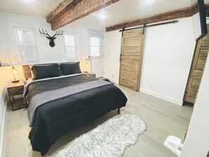 3 habitaciones, escritorio y tabla de planchar con plancha 