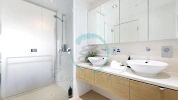 Panoramic Condo | Bathroom