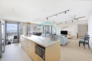全景公寓客房 | 私人廚房 | 雪櫃、微波爐、焗爐、爐具