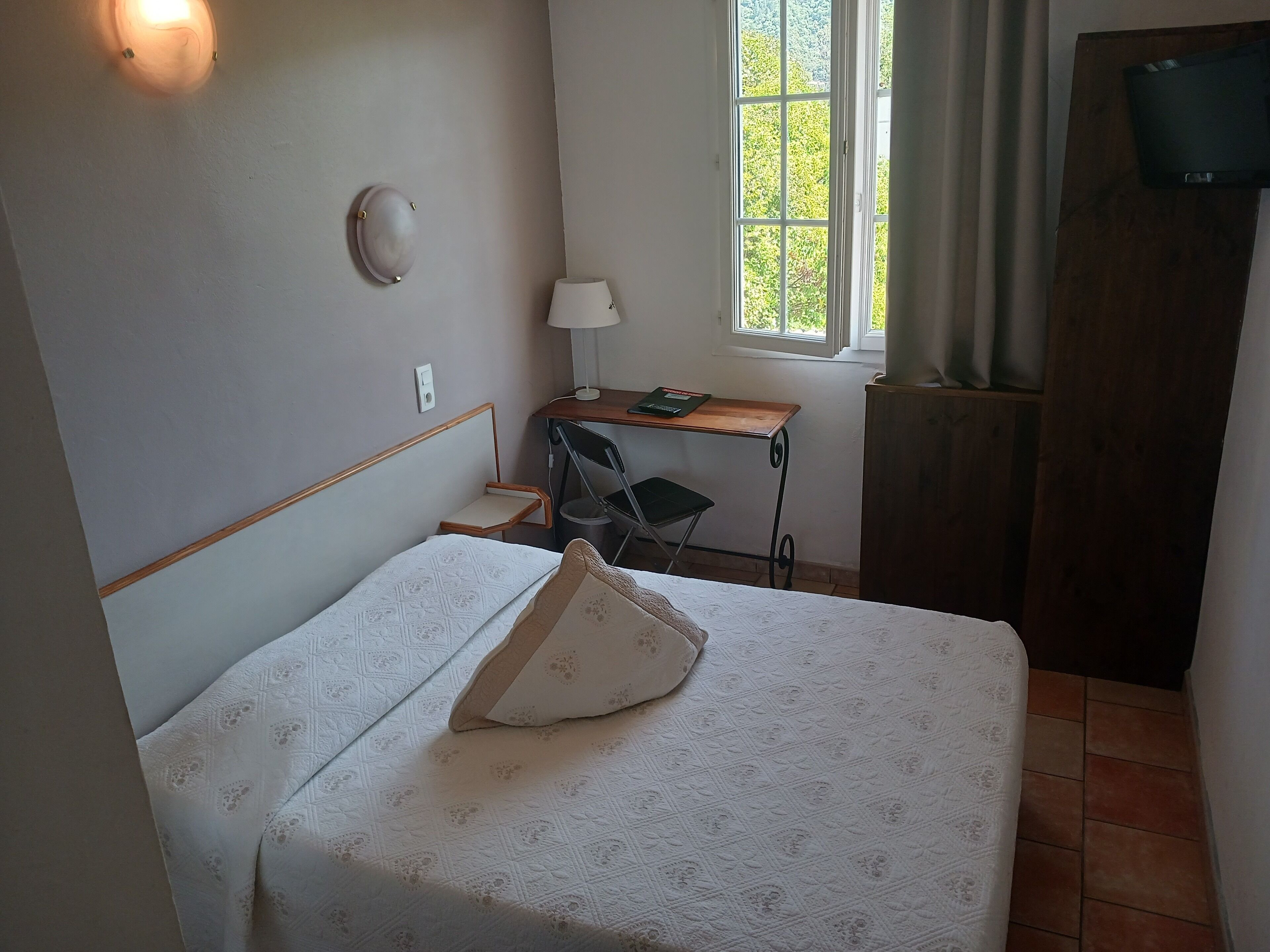 Kahden hengen standard-huone | Työpöytä, kannettavalle tietokoneelle sopiva työtila, pimennysverhot