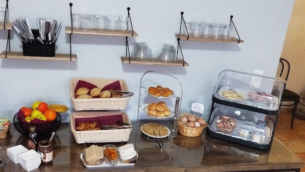 Ein reichhaltiges Buffet mit verschiedenen Speisen, darunter Früchte, Gebäck und Beilagen.