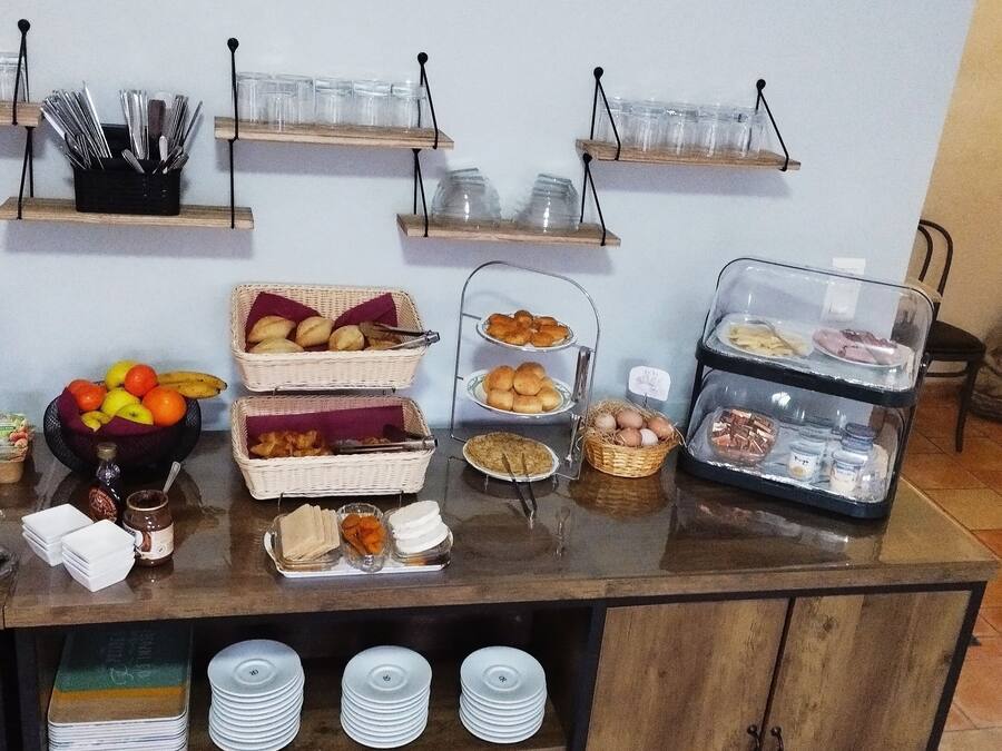 Tägliches kontinentales Frühstück (11 EUR pro Person)