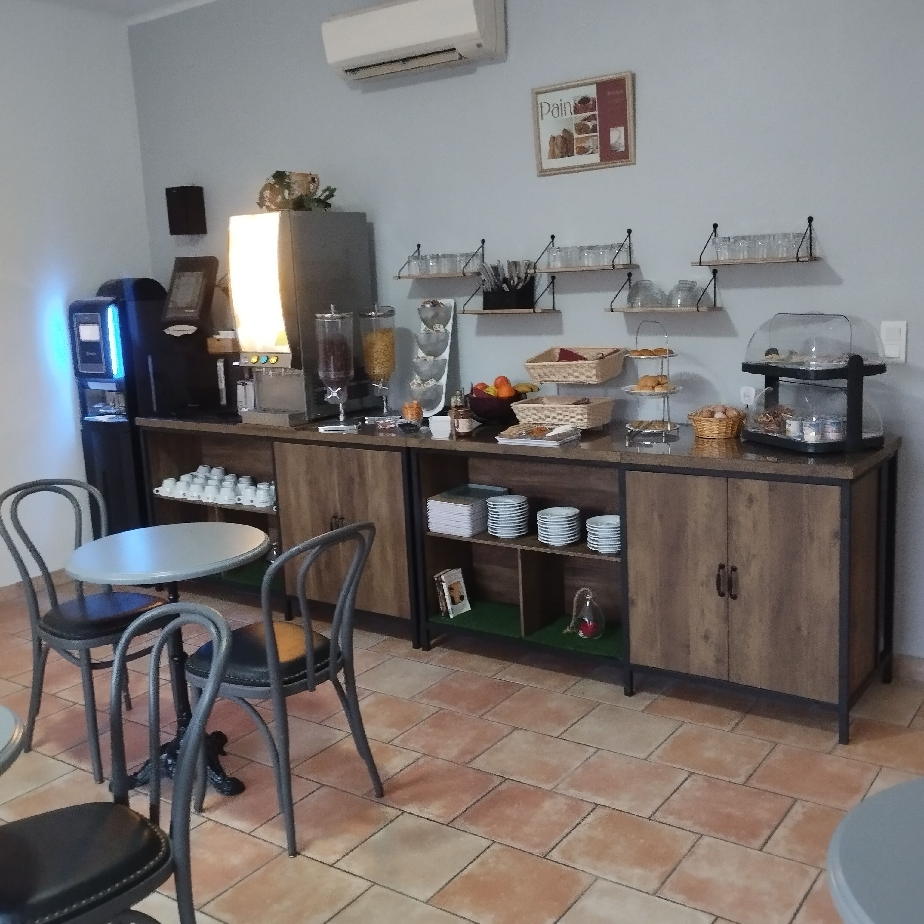 Petit déjeuner continental (11 EUR par personne)