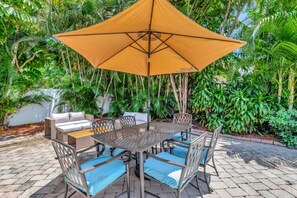 Outdoor dining - Idyllic Boca Pool Home: 4/2.5 + Study-FAU & Mizner (Boca Raton)