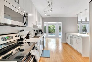 Fridge, microwave, oven, stovetop - Idyllic Boca Pool Home: 4/2.5 + Study-FAU & Mizner (Boca Raton)