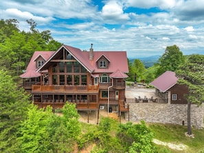 Exterior - Mr Blue Skies - 7BR Sleeps 20 Views / Private Pool (Sevierville)