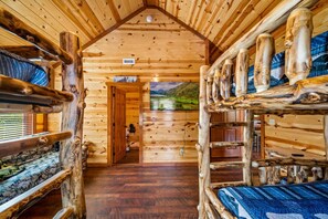 8 Schlafzimmer, Schreibtisch, Bügeleisen/Bügelbrett, Reisekinderbett