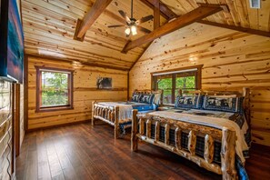 8 bedrooms, desk, iron/ironing board, travel cot - Cha Cha’s Castle - 8BR Sleeps 30 w/ Pool & Jacuzzi (Sevierville)