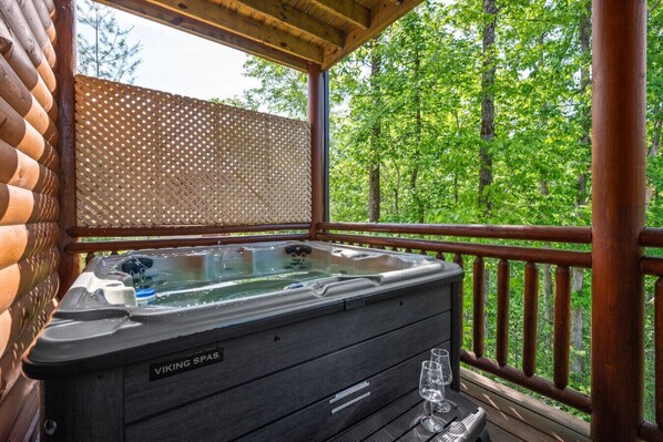 Outdoor spa tub - Cha Cha’s Castle - 8BR Sleeps 30 w/ Pool & Jacuzzi (Sevierville)