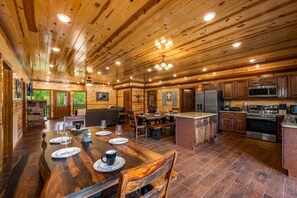 Dining - Cha Cha’s Castle - 8BR Sleeps 30 w/ Pool & Jacuzzi (Sevierville)