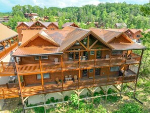 Exterior - Cha Cha  ’s Castle - 8BR Sleeps 30 w/ Pool & Jacuzzi (Sevierville)