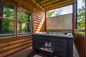 Outdoor spa tub - Cha Cha’s Castle - 8BR Sleeps 30 w/ Pool & Jacuzzi (Sevierville)