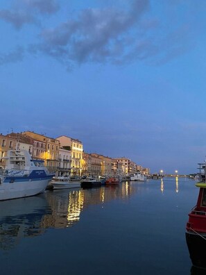 Luokittelematon kuva, 3 kautta 30, painike