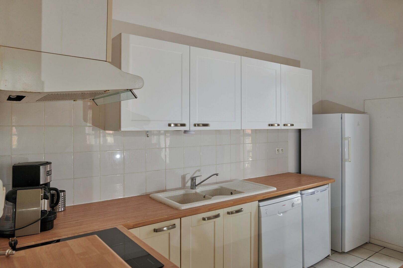 Een koelkast, een microgolfoven, een oven, een kookplaat