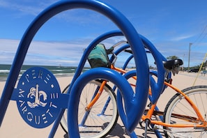 Plage, chaises longues, serviettes de plage