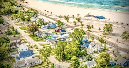 Glo’s bungalow at the beach in Bluffton Muskegon