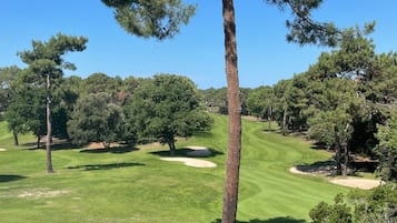Chambre Double Confort, balcon, vue golf | Vue sur le parcours de golf