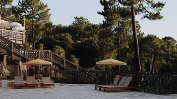 Een seizoensgebonden buitenzwembad en parasols bij het zwembad