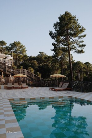 Seasonal outdoor pool, open 10:00 AM to 8:00 PM, pool umbrellas - Hôtel La Baignoire (Lacanau)