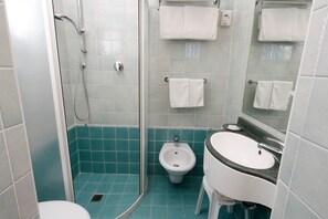 Dusche, kostenlose Toilettenartikel, Haartrockner, Handtücher