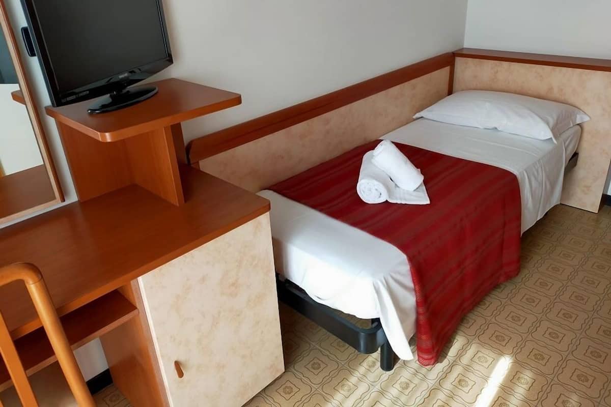 Basic Single Room | Desk, free WiFi, bed sheets