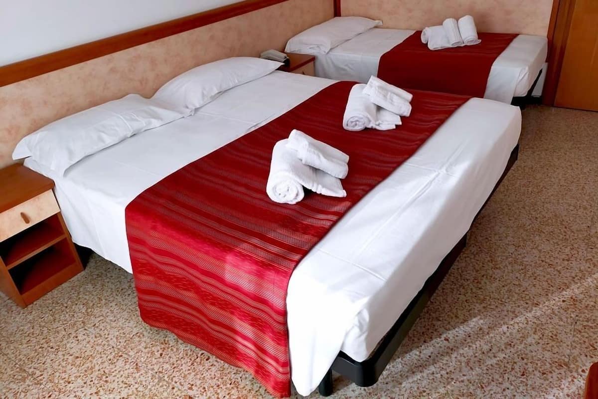 Basic Triple Room | Desk, free WiFi, bed sheets